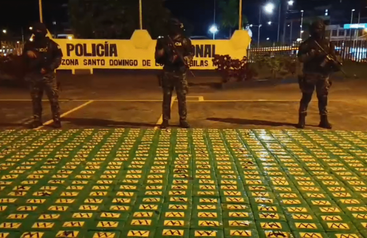 POLICÍA INCAUTA UNA TONELADA DE COCAÍNA CAMUFLADA EN CAMIÓN DE MADERA EN SANTO DOMINGO