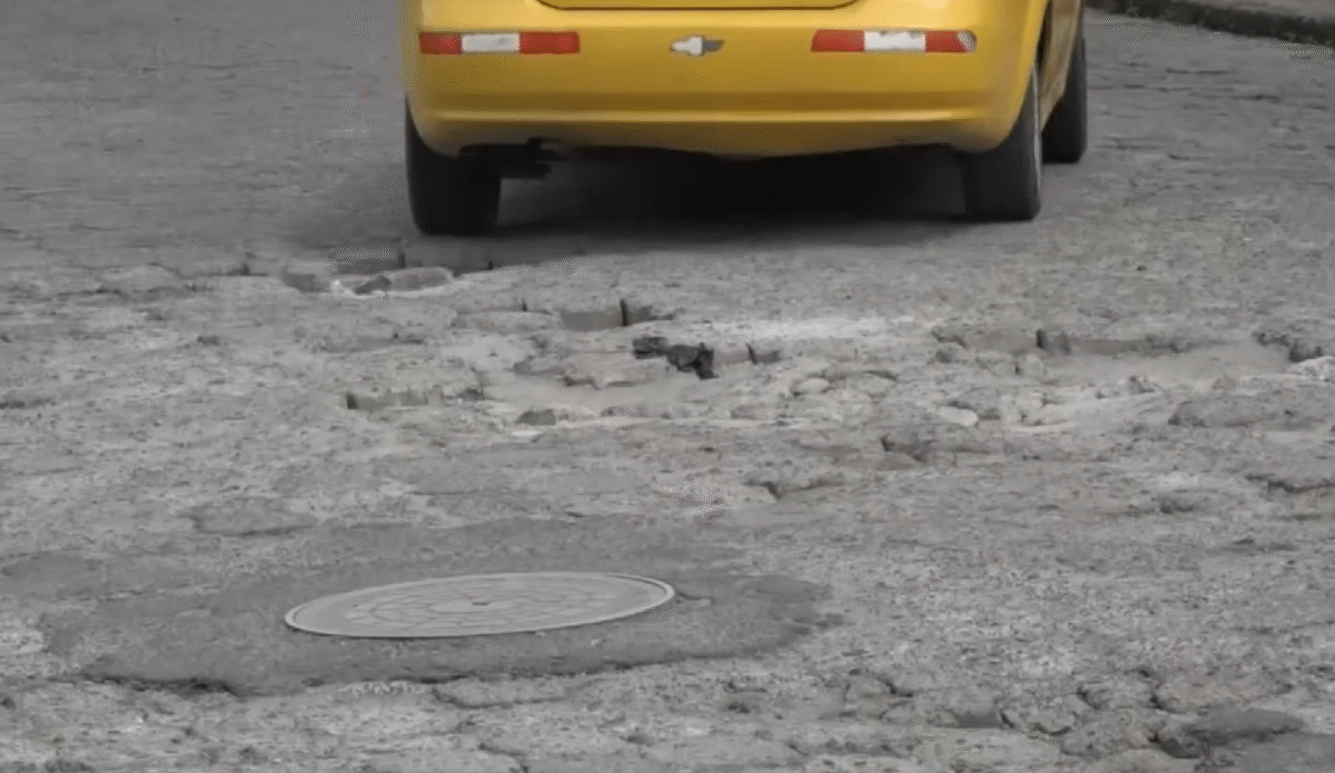 EL DETERIORO DE LA CALLE PABLO NERUDA CAUSA MALESTAR EN NUEVO SANTO DOMINGO