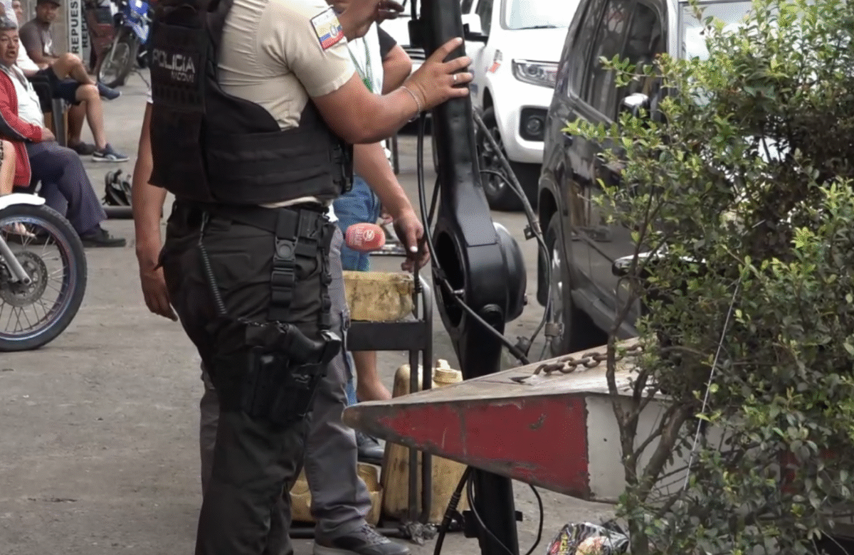 LA POLICÍA EJECUTÓ UN OPERATIVO EN LA COOP. 30 DE JUNIO EN LOCALES DE AUTOPARTES DE VEHÍCULOS