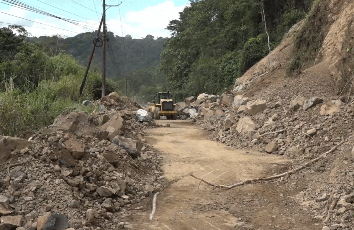 DESPRENDIMIENTO DE ROCA HIERE A DOS OBREROS EN TRABAJOS DEL KM 83 DE LA VÍA ALÓAG – SANTO DOMINGO