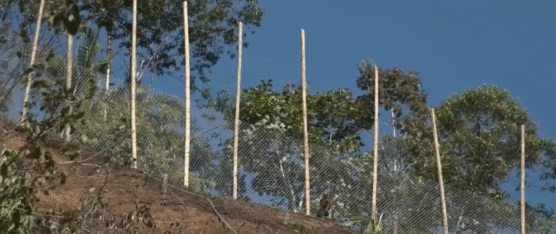 EN LA VÍA ALÓAG – SANTO DOMINGO EMPEZARON CON LA COLOCACIÓN DE LA MALLA METÁLICA DE PVC