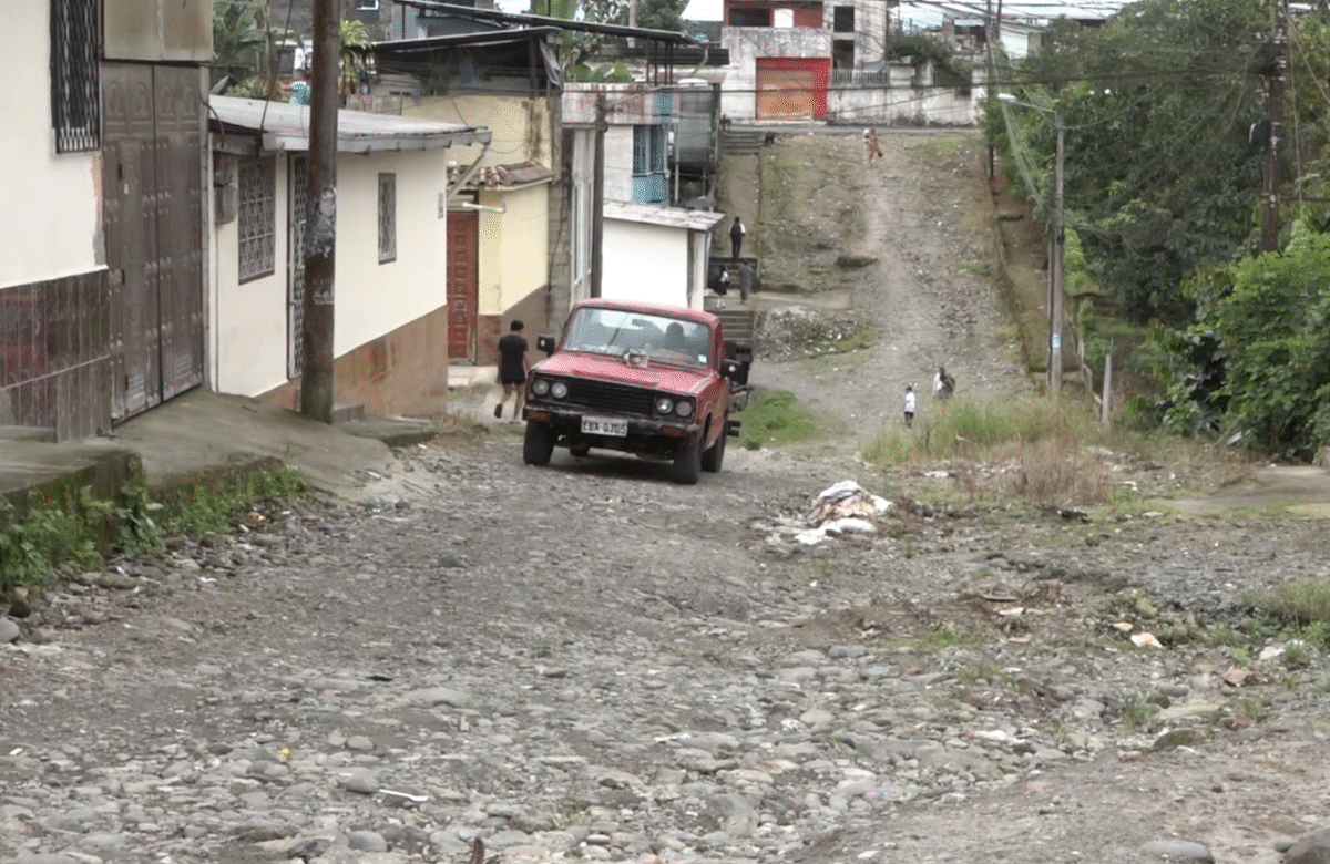 PADRES PIDEN MEJORAR ACCESO PELIGROSO EN LA CALLE CARAS, SECTOR LOS UNIFICADOS