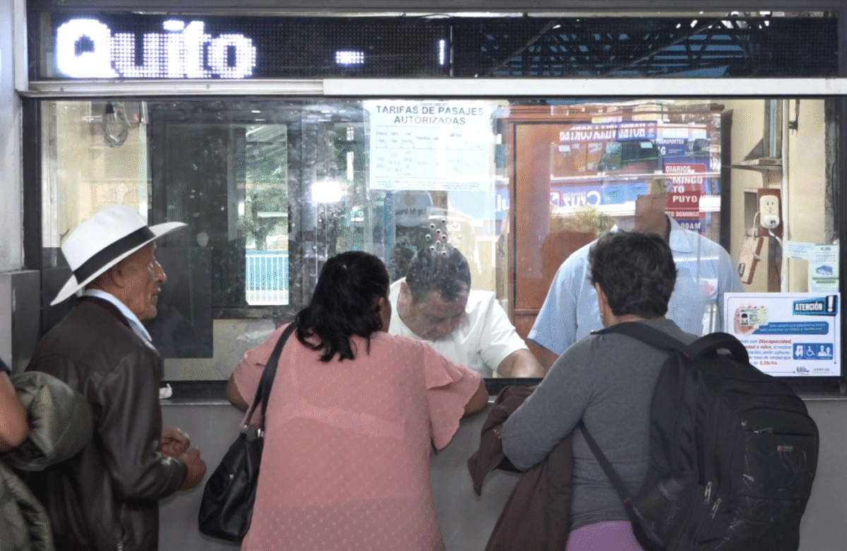 TRANSPORTISTAS INCREMENTAN EN UN DÓLAR EL PASAJE DE SANTO DOMINGO A QUITO