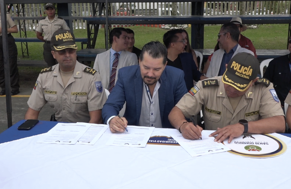 LA GAD PROVINCIAL ENTREGÓ A LA POLICÍA 2 CAMIONETAS Y UN DRON PARA CONTRIBUIR CON LA SEGURIDAD