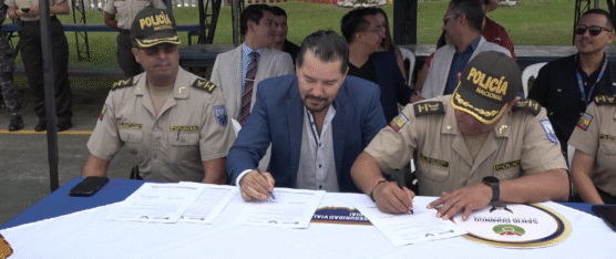 LA GAD PROVINCIAL ENTREGÓ A LA POLICÍA 2 CAMIONETAS Y UN DRON PARA CONTRIBUIR CON LA SEGURIDAD