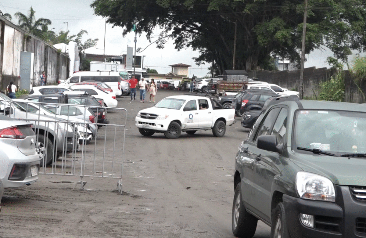 CUIDADORES DE CARROS DENUNCIARON QUE LA CALLE RÍO TANTI SE ESTÁ USANDO COMO PARQUEADERO