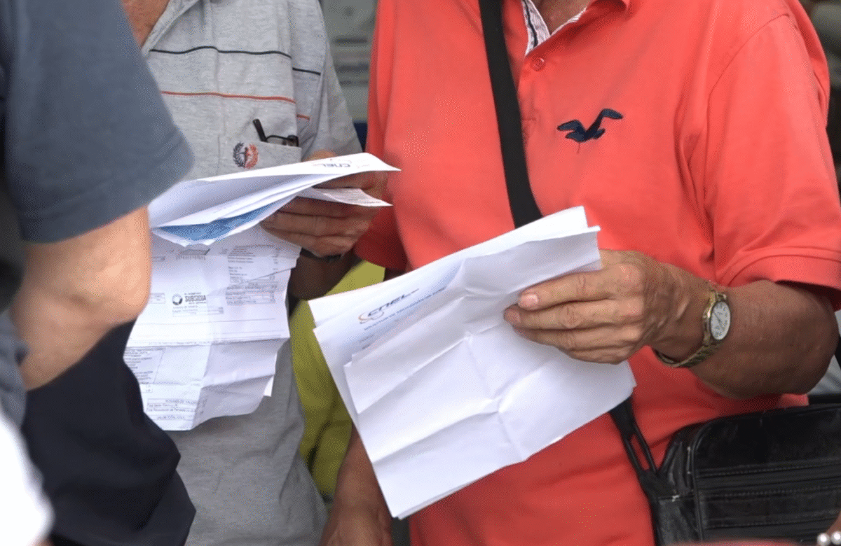 USUARIOS CUESTIONAN ATENCIÓN Y PLANILLAS EN CNEL EN SANTO DOMINGO