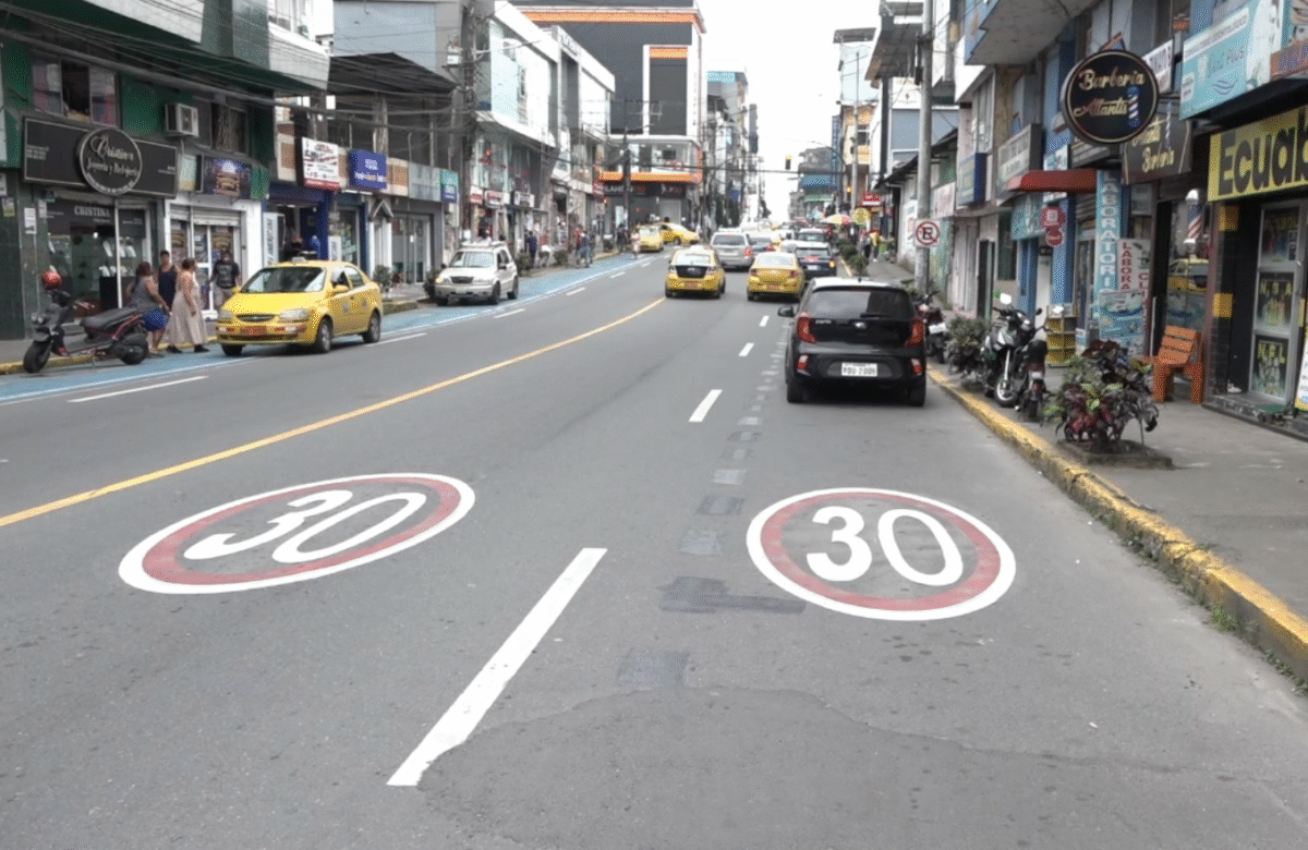 AV. TSÁCHILA: MEJORA EL TRÁNSITO TRAS ELIMINAR ZONAS DE PARQUEO