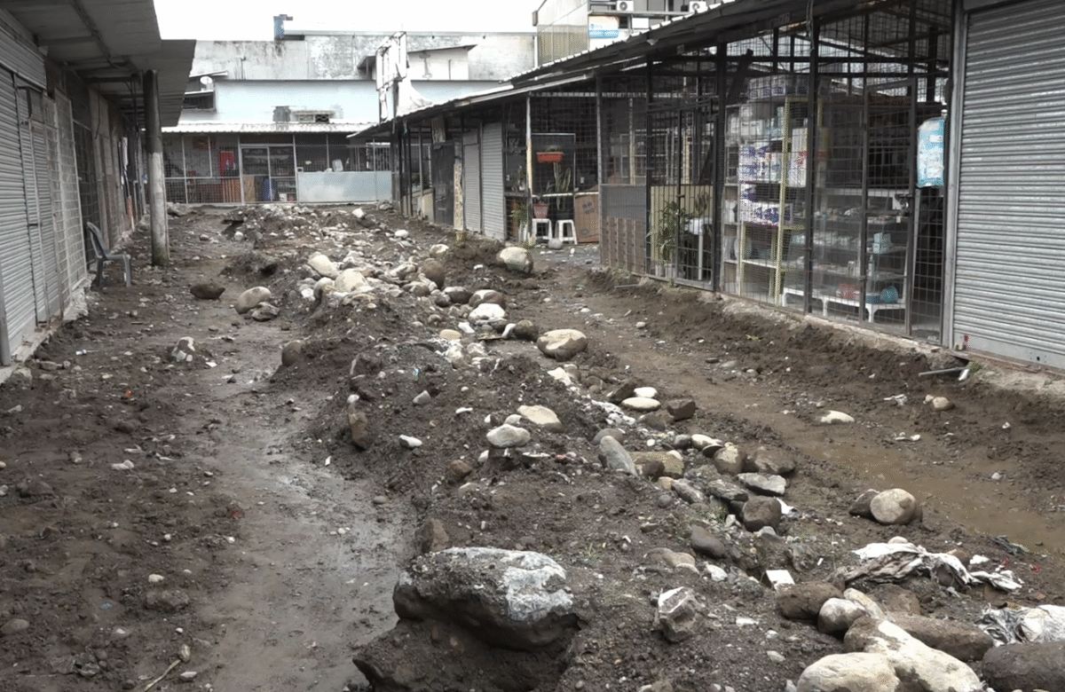 EN EL AUTOMERCADO DE LA ALBORADA EXIGEN MAYOR CELERIDAD EN TRABAJOS DE LA ZONA