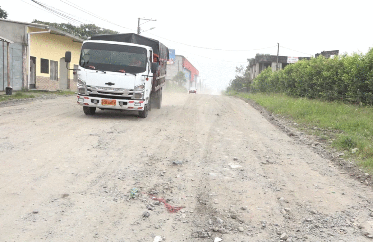 MORADORES DE LAURA FLORES EXIGEN ASFALTADO POR MAL ESTADO DE VÍA DE ACCESO