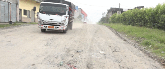 MORADORES DE LAURA FLORES EXIGEN ASFALTADO POR MAL ESTADO DE VÍA DE ACCESO