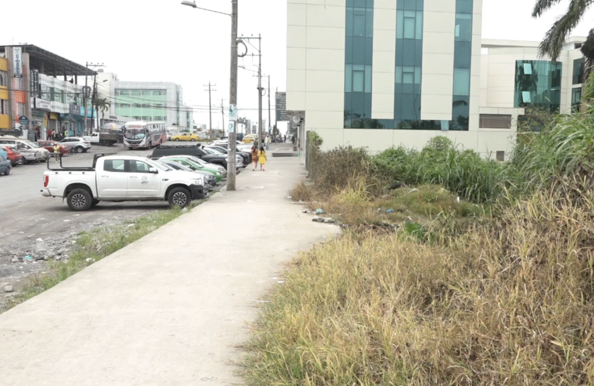 UN ESPACIO JUNTO A LA CLÍNICA SAN MARCOS ES USADO COMO BASURERO CLANDESTINO POR MALOS CIUDADANOS