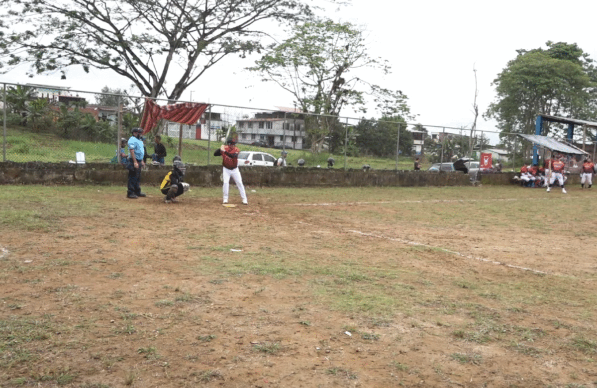 EL SÓFTBOL SE HA TOMADO LAS CANCHAS DE LA COOP. 30 DE JUNIO