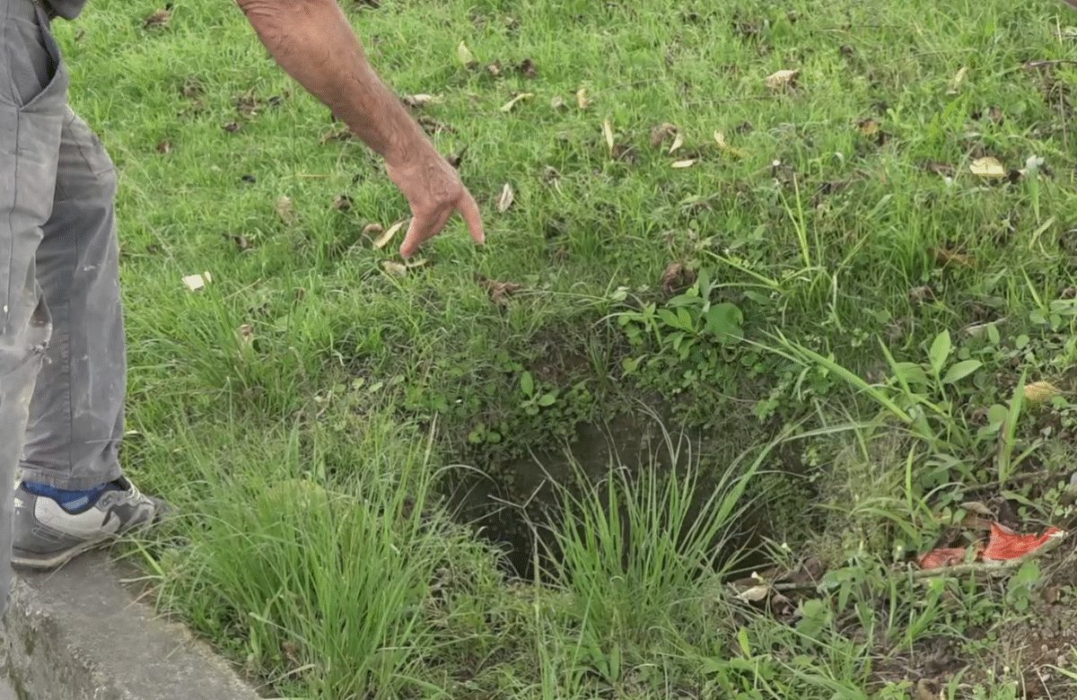 ALCANTARILLA SIN TAPA REPRESENTA PELIGRO EN EL REDONDEL DE LA 20 DE OCTUBRE