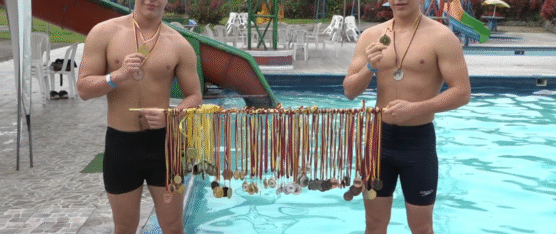 GEMELOS NADADORES DE 16 AÑOS BUSCARÁN MEDALLAS EN NACIONAL EN MANABÍ