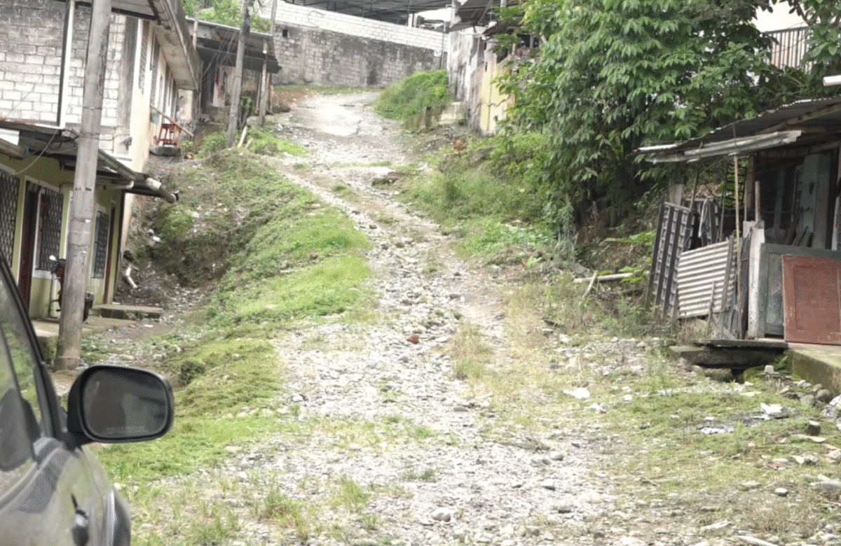 VECINOS DE CIUDAD COLORADA EXIGEN ARREGLO URGENTE DE CALLE Y ALCANTARILLA