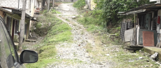 VECINOS DE CIUDAD COLORADA EXIGEN ARREGLO URGENTE DE CALLE Y ALCANTARILLA