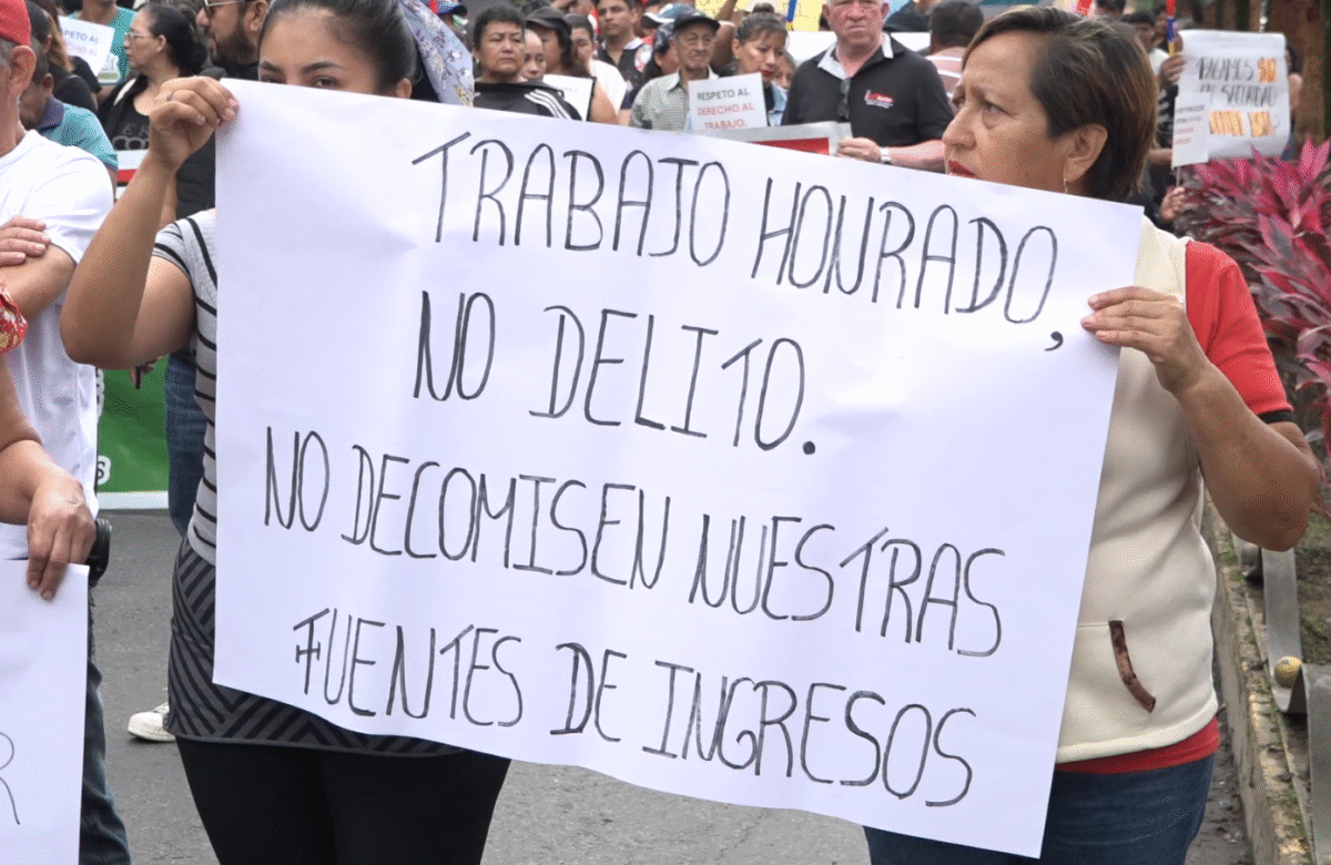 CIUDADANOS SALIERON A LAS CALLES PARA EXPRESAR SU RECHAZO A RECIENTES DECISIONES LEGISLATIVAS