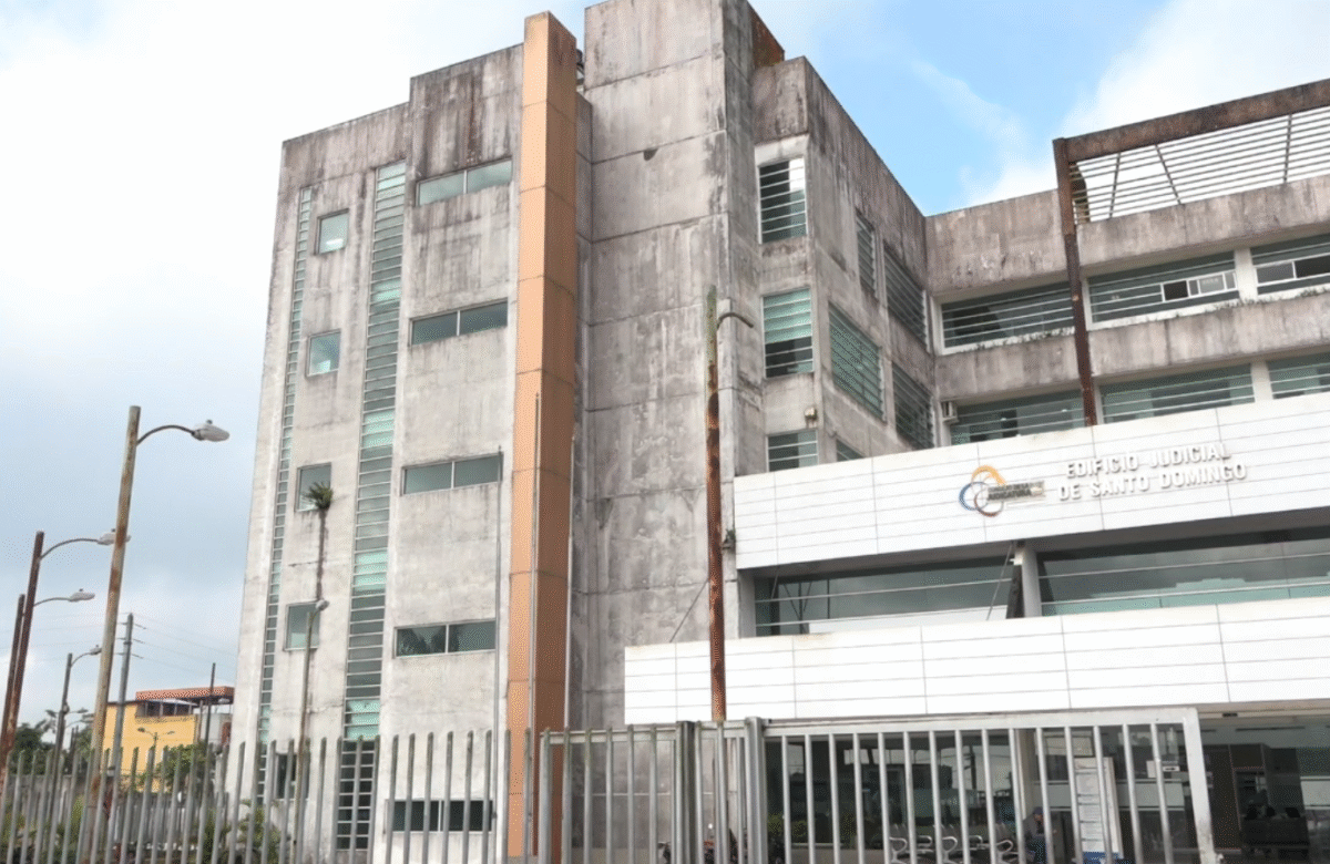 EL EDIFICIO JUDICIAL DE SANTO DOMINGO ESTÁ EN RIESGO