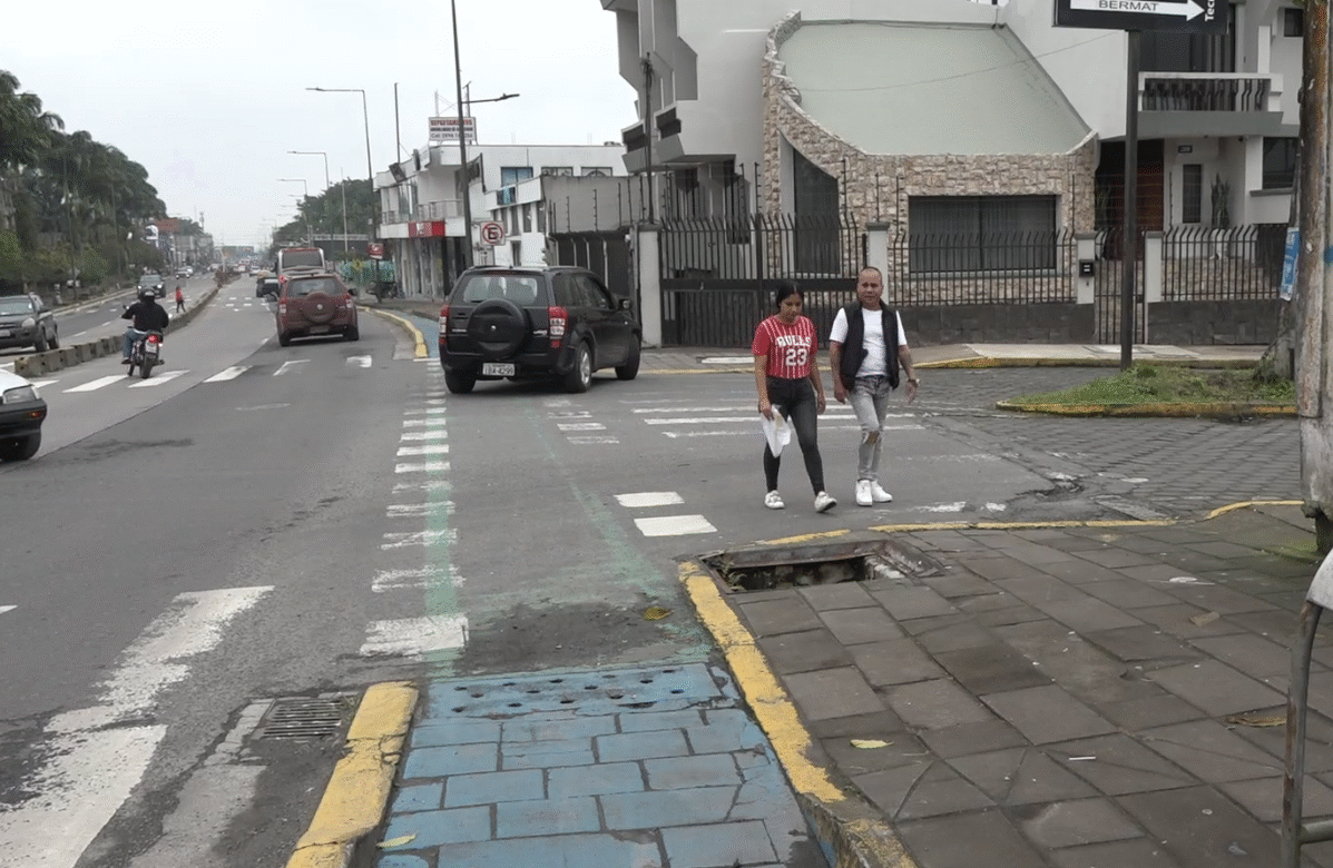SOLICITAN QUE SE REPAREN LAS TAPAS DE REVISIÓN EN LA AVENIDA QUITO