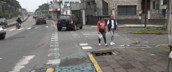 SOLICITAN QUE SE REPAREN LAS TAPAS DE REVISIÓN EN LA AVENIDA QUITO