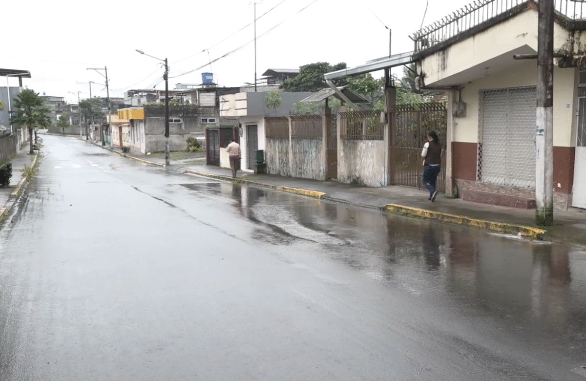 HABITANTES DEL IERAC 69 EXIGEN SOLUCIÓN URGENTE POR FUGA DE AGUA QUE LLEVA 15 DÍAS