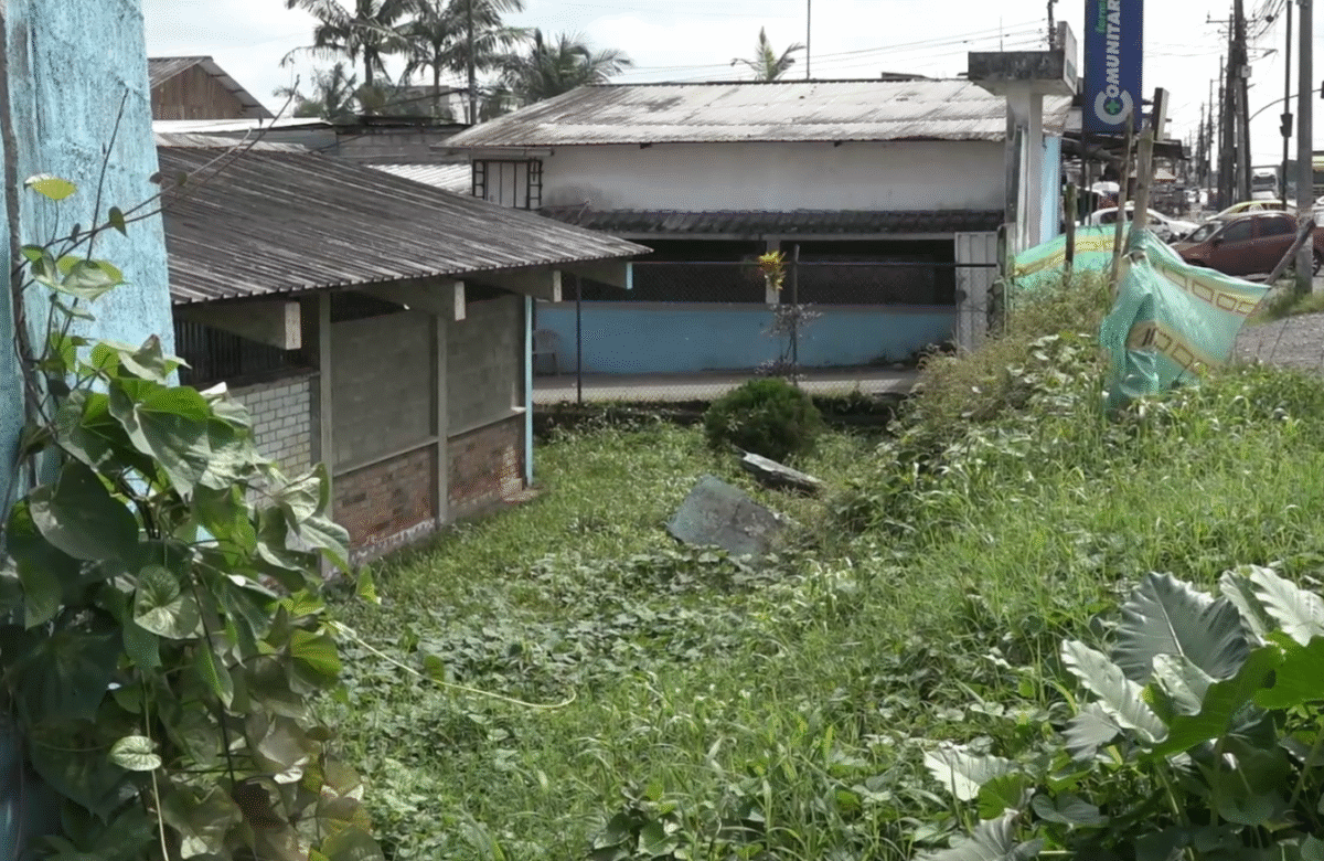 ESTUDIANTES EXIGEN SEGURIDAD EN PLANTEL SIN PARED FRONTAL