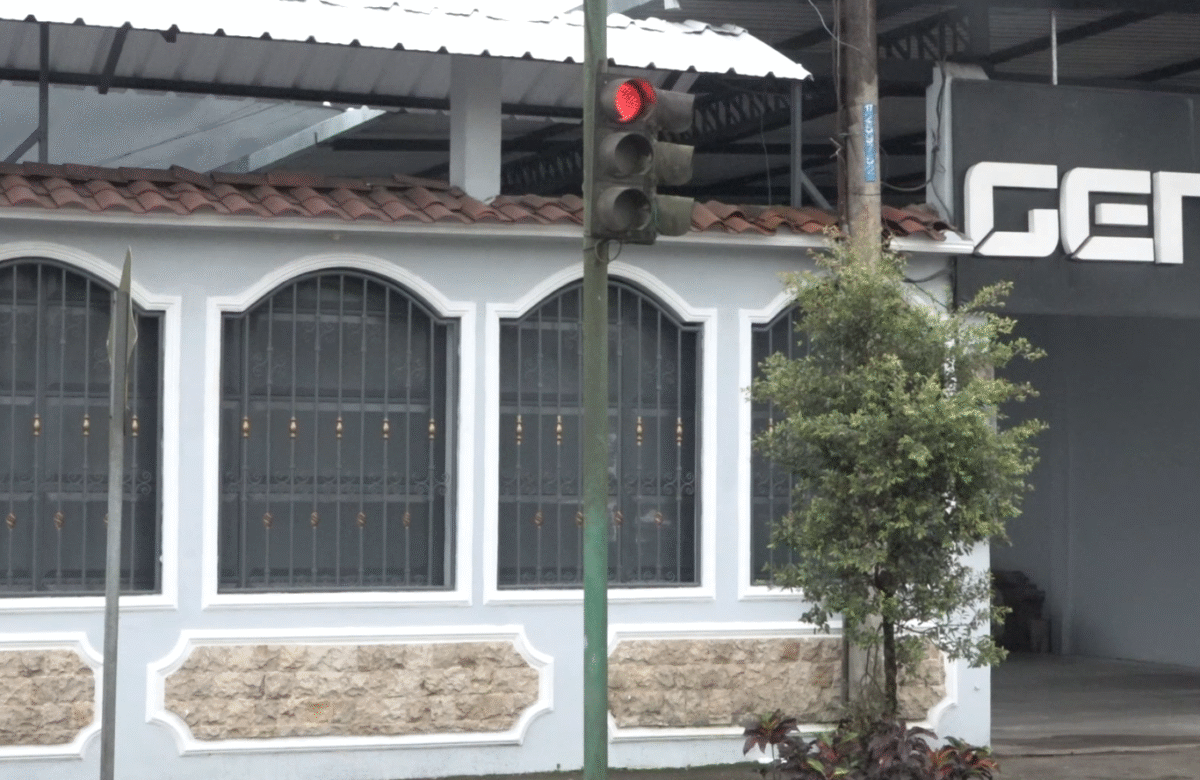 PELIGRO EN LA AVENIDA CHONE: SEMÁFORO MAL UBICADO GENERA ACCIDENTES