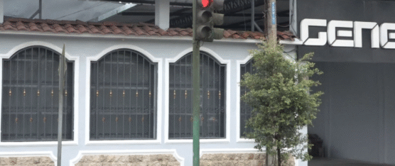 PELIGRO EN LA AVENIDA CHONE: SEMÁFORO MAL UBICADO GENERA ACCIDENTES