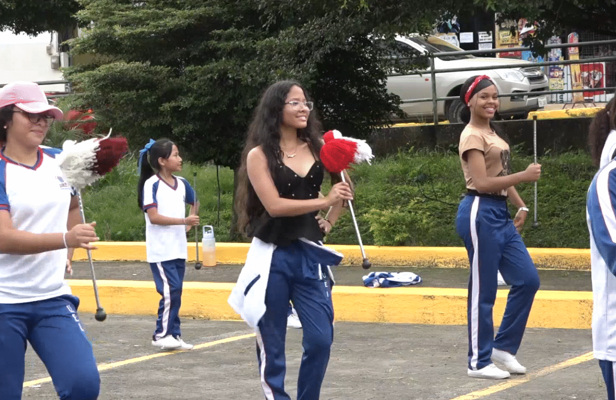 BANDAS RÍTMICAS SE ALISTAN PARA EL DESFILE CÍVICO POR LAS FIESTAS DE SANTO DOMINGO