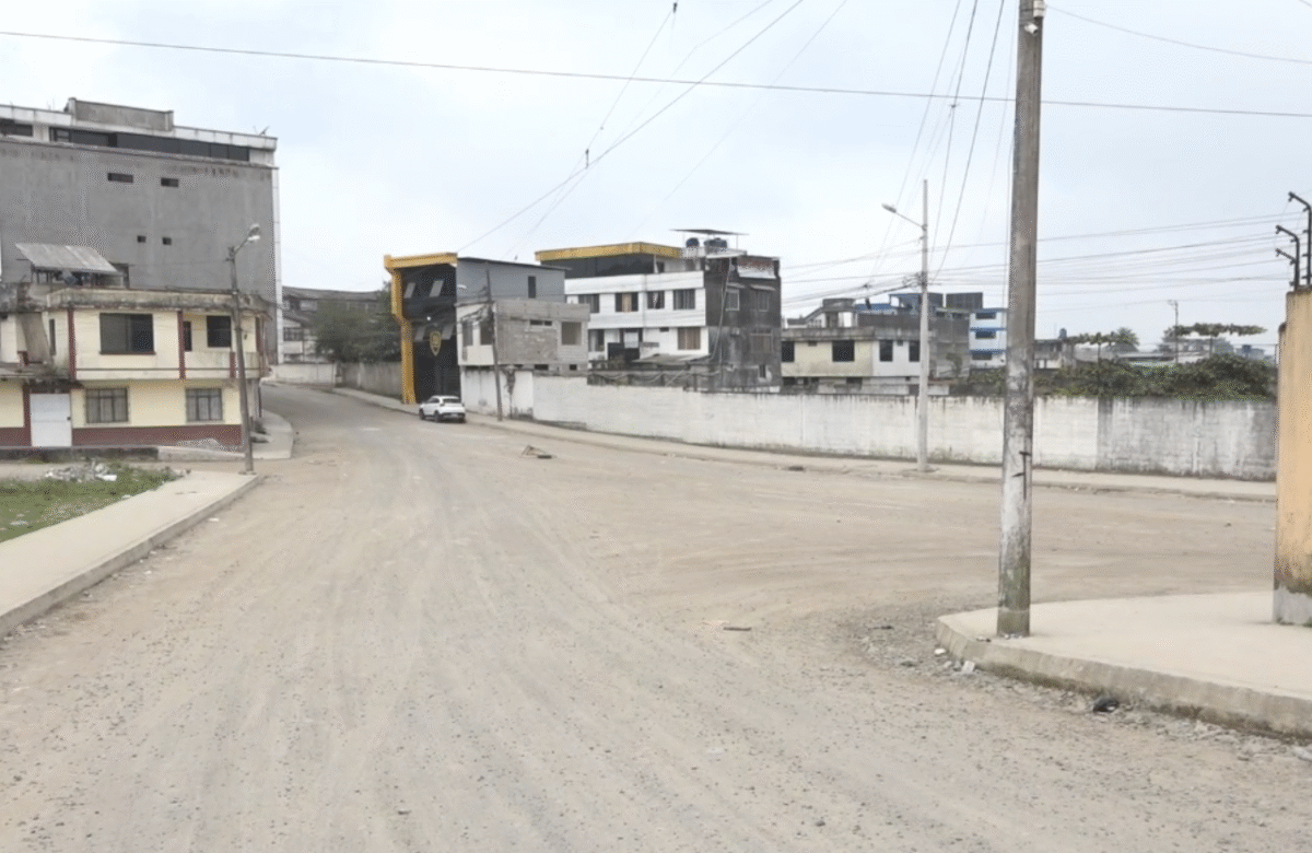 VECINOS DE LA LIBERACIÓN POPULAR EXIGEN CONCLUSIÓN DE OBRAS DE ASFALTO INICIADAS EN ENERO