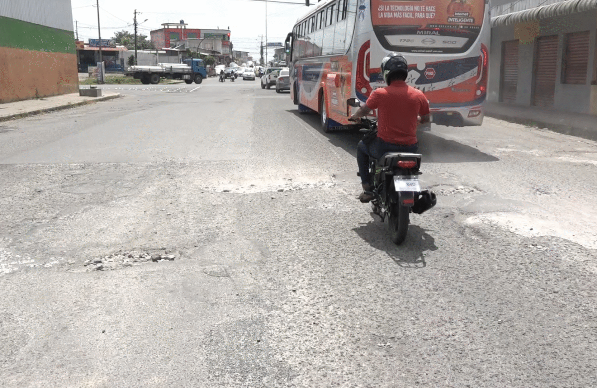 POSTE INCLINADO Y BACHES GENERAN RIESGO EN INGRESO A CIUDAD VERDE
