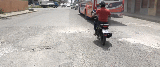 POSTE INCLINADO Y BACHES GENERAN RIESGO EN INGRESO A CIUDAD VERDE