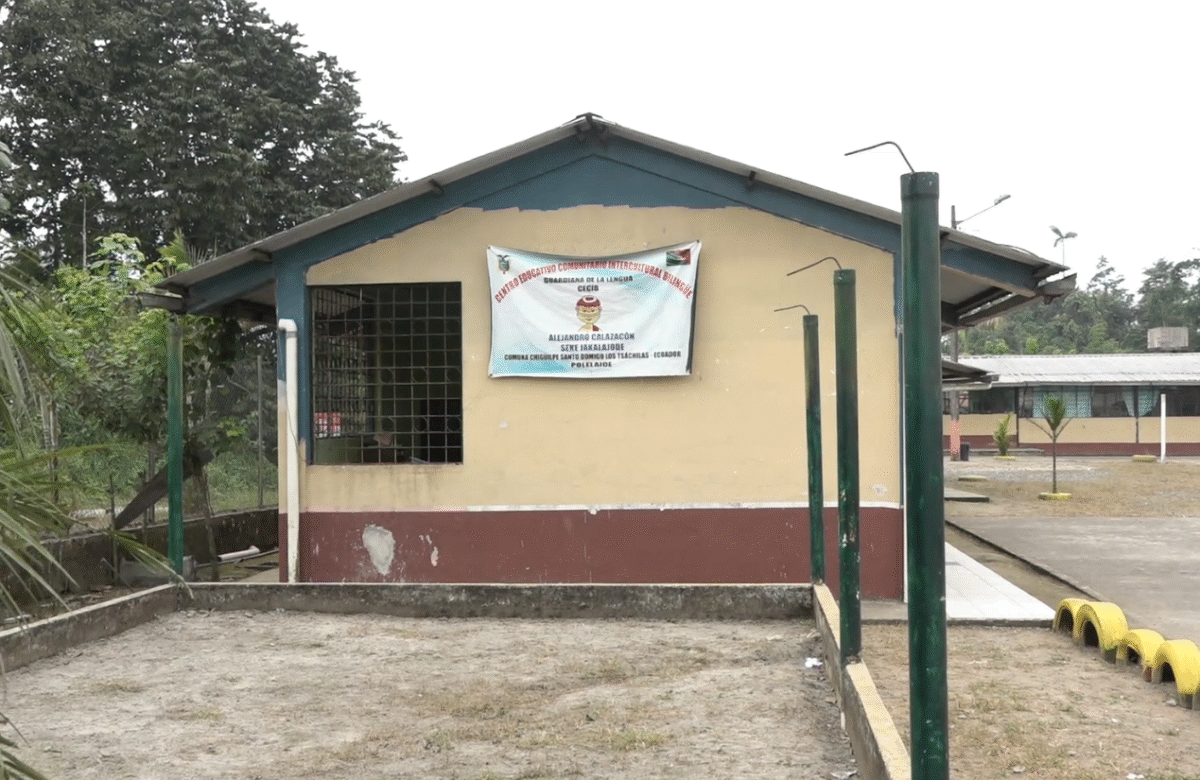 PADRES DE FAMILIA PIDEN EL ARREGLO DE CENTRO EDUCATIVO EN LA COMUNA CHIGÜILPE