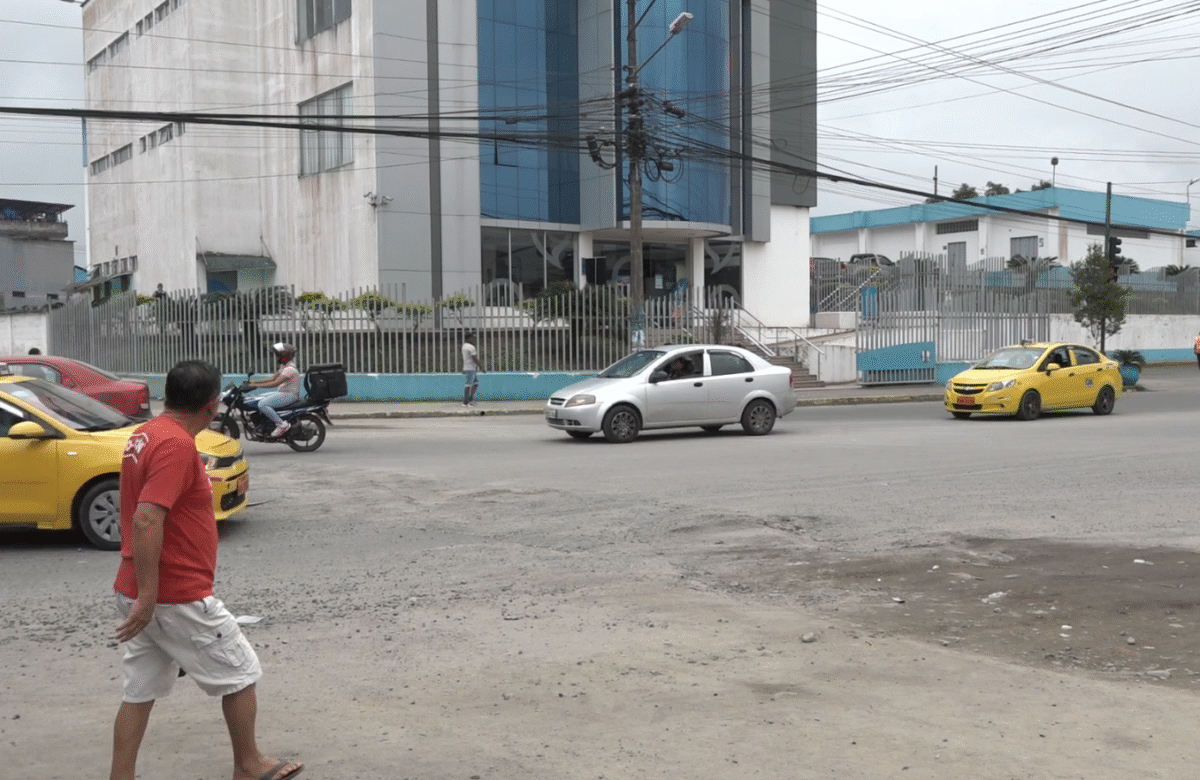 OBRA SIN SEÑALIZACIÓN PROVOCA ACCIDENTES EN LA JACINTO CORTEZ JHAYYA