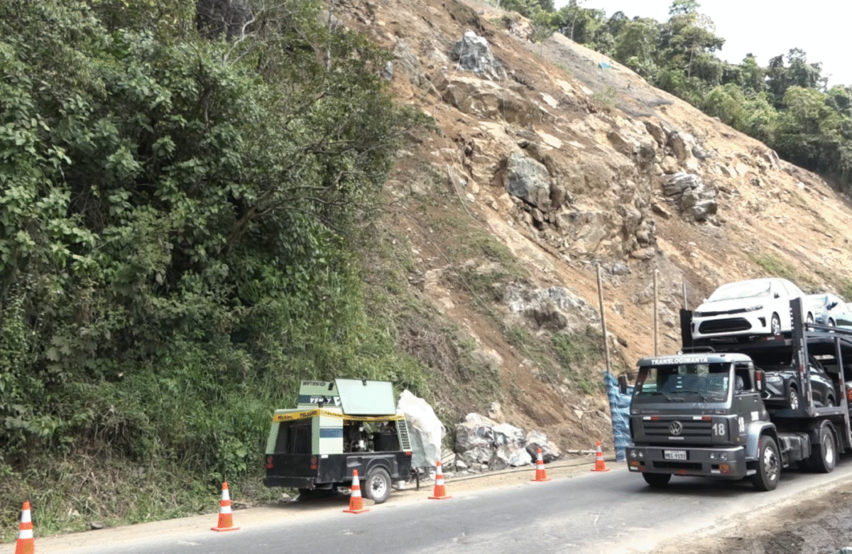 2.800 METROS DE MALLA METÁLICA SE COLOCÓ EN EL TALUD DEL K.M 83 DE LA VÍA ALÓAG – SANTO DOMINGO