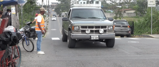 PADRES DE FAMILIA REALIZAN CONTROLES EN UNIDAD EDUCATIVA