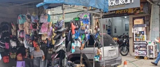 VEHÍCULO PARQUEADO EN PEATONAL 3 DE JULIO POR MÁS DE TRES DÍAS, GENERA CONFLICTOS