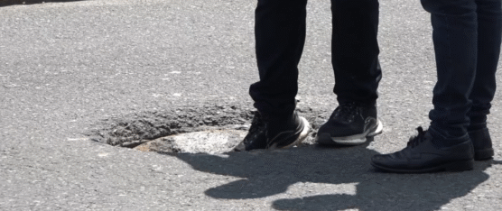 ALCANTARILLA MAL NIVELADA EN REDONDEL DEL INDIO COLORADO PROVOCA ACCIDENTES