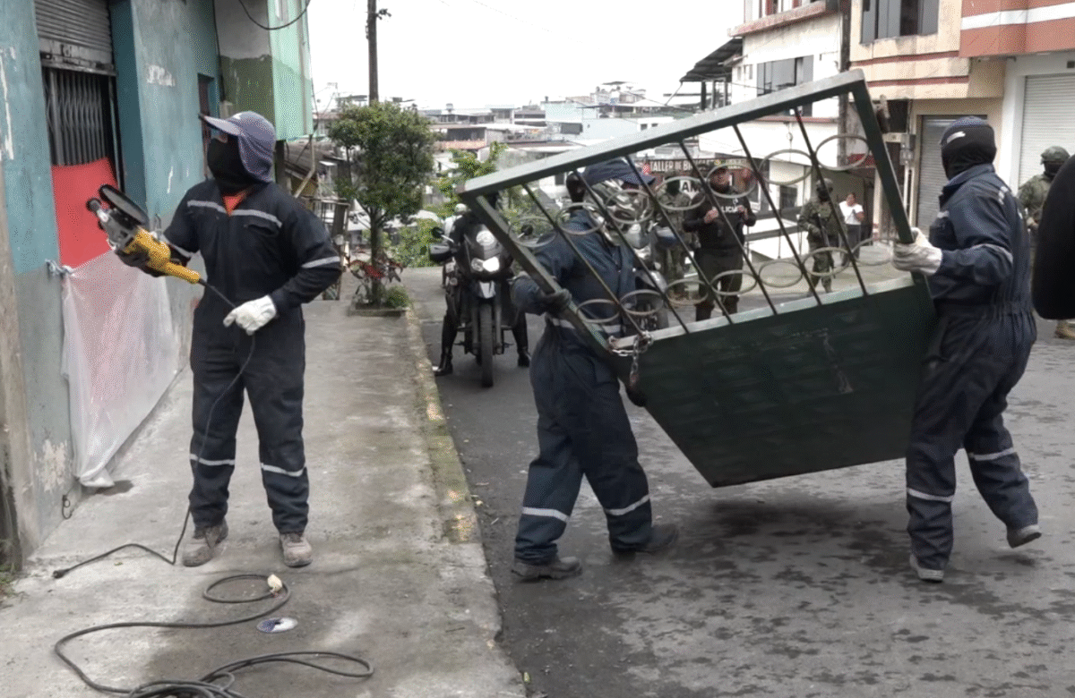 DIEZ PUERTAS DERRIBADAS EN BARRIO ZARACAY DURANTE OPERATIVO DE SEGURIDAD