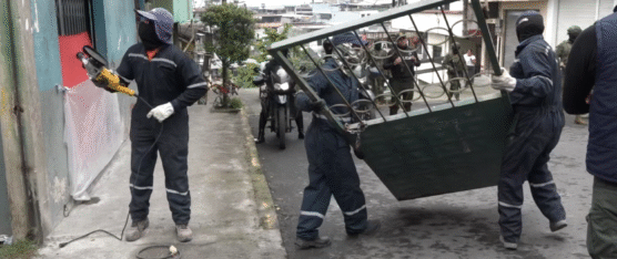 DIEZ PUERTAS DERRIBADAS EN BARRIO ZARACAY DURANTE OPERATIVO DE SEGURIDAD
