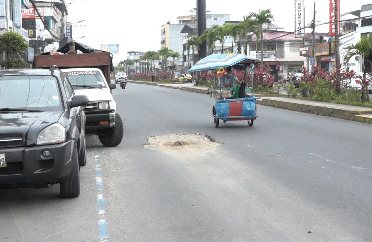 COMERCIANTES ALERTAN POR SOCAVÓN EN LA AVENIDA QUEVEDO
