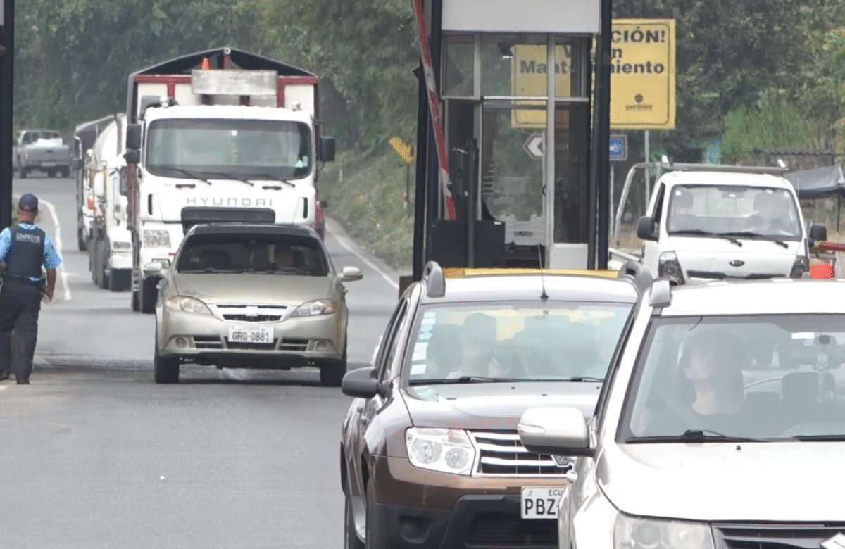 POR FERIADO SE PRESENTÓ ALTO FLUJO VEHICULAR EN LA VÍA ALÓAG – SANTO DOMINGO