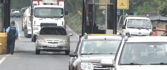 POR FERIADO SE PRESENTÓ ALTO FLUJO VEHICULAR EN LA VÍA ALÓAG – SANTO DOMINGO