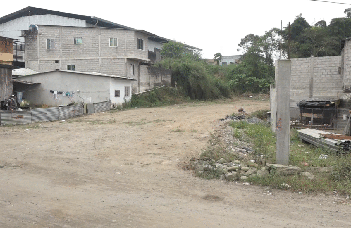 POLÉMICA POR EXTENSIÓN DE CALLE ISLA ESPAÑOLA EN VIVIENDA POPULAR