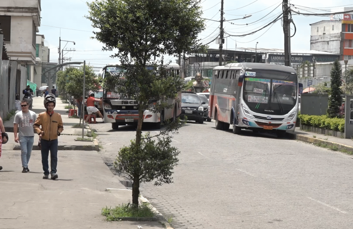 CAOS VEHICULAR EN AVENIDA LAS DELICIAS POR FALTA DE CONTROL DE TRÁNSITO