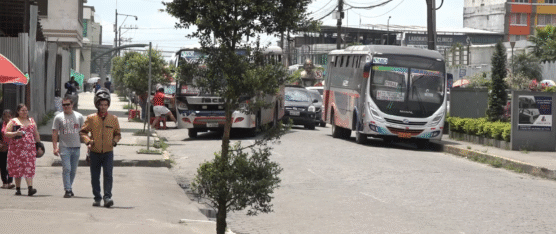 CAOS VEHICULAR EN AVENIDA LAS DELICIAS POR FALTA DE CONTROL DE TRÁNSITO