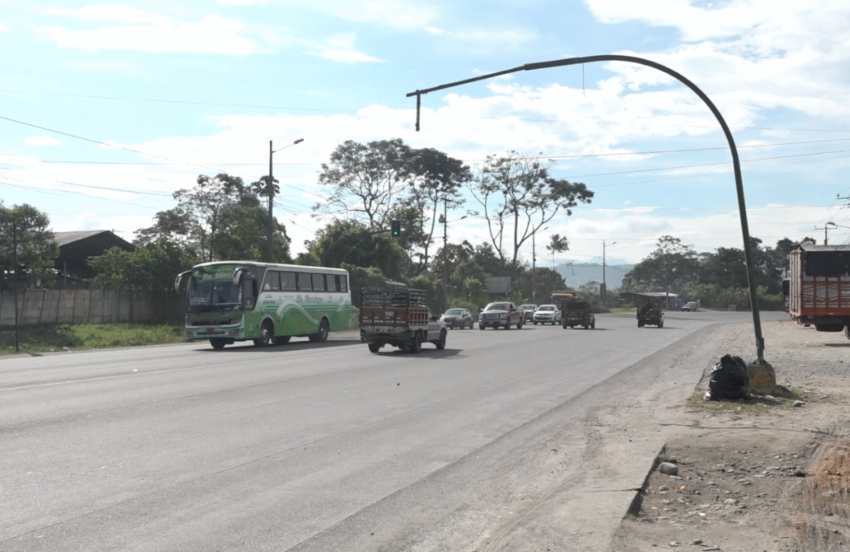 SIN SEMÁFORO EN VÍA AL MERCADO, ACCIDENTES SON FRECUENTES