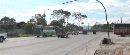 SIN SEMÁFORO EN VÍA AL MERCADO, ACCIDENTES SON FRECUENTES