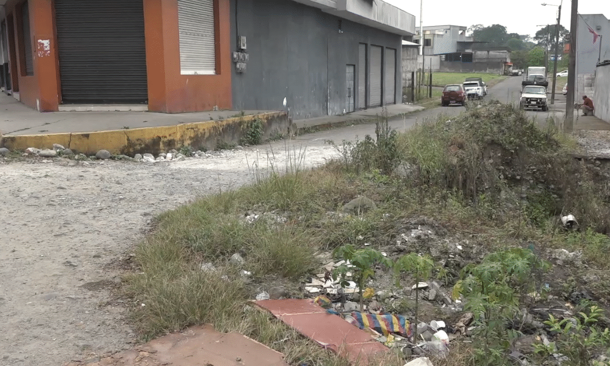 EXIGEN REPARACIÓN DE BACHES Y SEMÁFORO EN AV. ESMERALDA